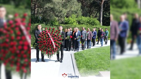 Bakı Sağlamlıq Mərkəzinin kollektivi Ulu Öndərin məzarını ziyarət edib - FOTO