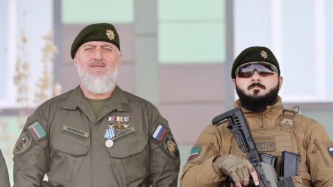 Putin Kadırovun qardaşı oğlunu mükafatlandırdı