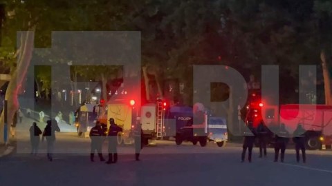 Gürcüstan parlamentinə xüsusi təyinatlılar cəlb edilib - VİDEO