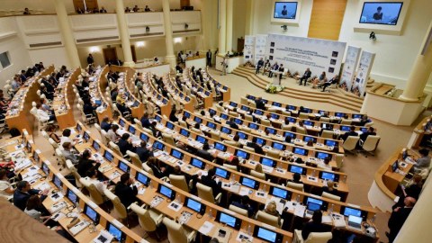 Qalmaqallı "xarici agentlər" qanunu komitədə 3-cü oxunuşda TƏSDİQLƏNİB