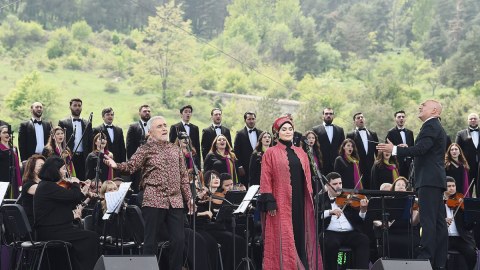 Heydər Əliyev Fondu “Xarıbülbül” festivalında hamını təsirləndirdi - JURNALİSTLƏR