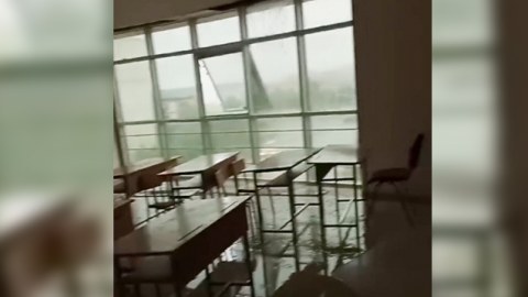 Naxçıvanda yağışdan sonra məktəbi su basdı