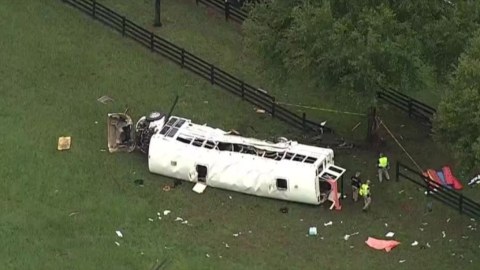 Ferma işçilərini daşıyan avtobus qəzaya uğradı - 8 ölü