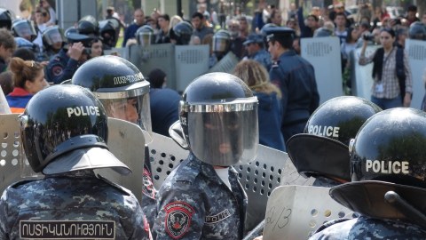 Ermənistanda polislər hökumət binasını MÜHASİRƏYƏ ALIB