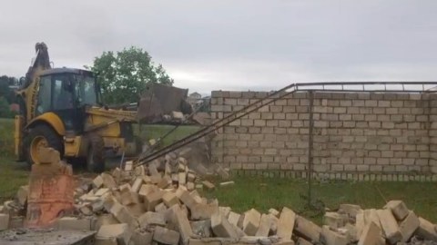 Göygol və Gədəbəydə sənədsiz tikililər söküldü - VİDEO