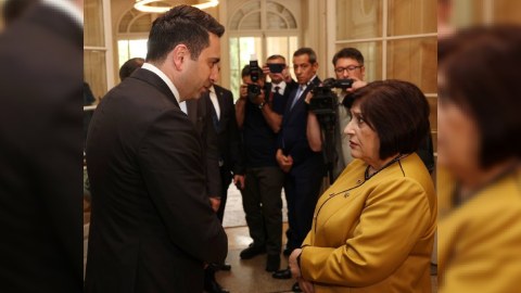 Sahibə Qafarova erməni həmkarı ilə söhbətləşdi - FOTO