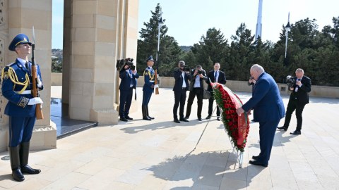 Belarus Prezidenti Bakıda şəhidlərin xatirəsini anıb - FOTO