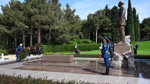 Lukaşenko Heydər Əliyevin məzarını ziyarət edib