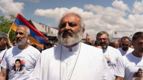 Keşiş ermənilərə tezliklə əsas mitinqin keçiriləcəyini vəd etdi