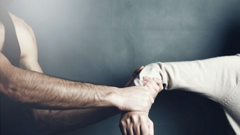Bakıda qadın əri və oğlu tərəfindən döyüldü