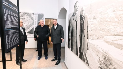 İlham Əliyevlə Lukaşenko Şuşada sərgiyə baxdılar - FOTOLAR
