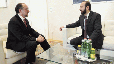 Mirzoyan həmkarı ilə Azərbaycandan danışdı