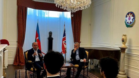 Nazir xaricdə oxuyanlardan DANIŞDI
