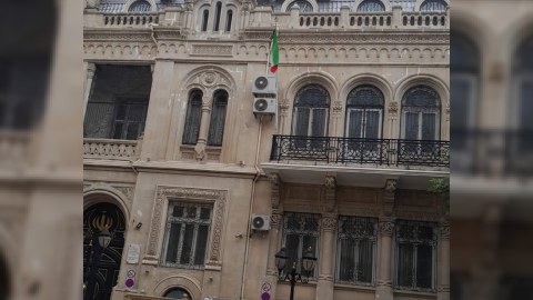 İran səfirliyində bayraqlar yarıya endirildi - FOTO