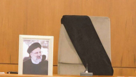 İran hökumətinin iclasında Rəisinin masası diqqət çəkdi