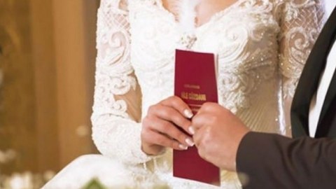 Nikah yaşının 1 il azaldılması ilə bağlı verilən icazələr azalıb
