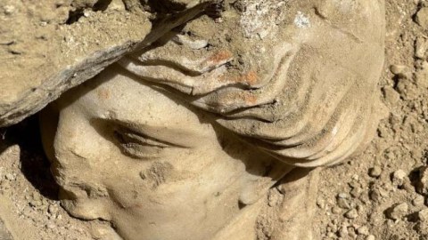 Arxeoloqlar ilahə Higeyanın heykəlinin başını aşkar ediblər