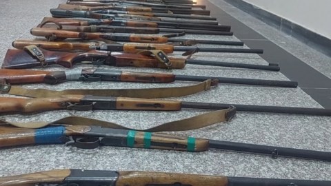 Polis vətəndaşlardan ötən gün 4 tüfəng təhvil götürüb