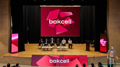 “Bakcell”in Baş İcraçı Direktoru şagirdlərlə görüşüb - FOTOLAR