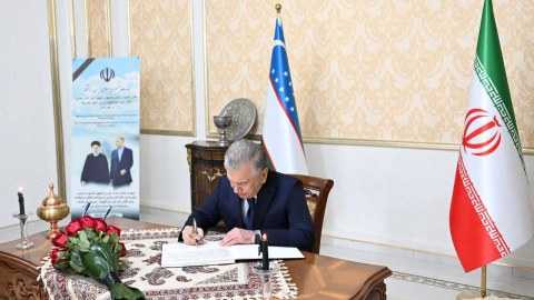 Mirziyoyev İran səfirliyində olub, başsağlığı verib - FOTO