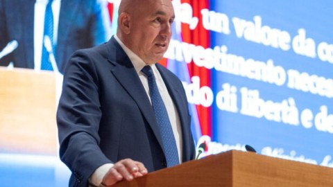 Müdafiə naziri xəstəxanaya yerləşdirildi