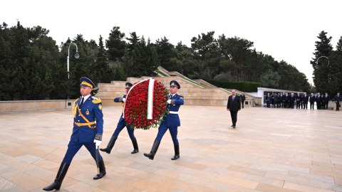 Tacikistan Prezidenti Şəhidlər Xiyabanını ziyarət etdi 
