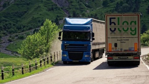 Gürcüstan bu il yük maşınlarının tranzitindən 21 milyon QAZANIB