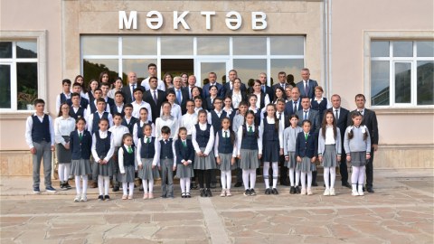 Kamal Abdulla Naxçıvanın 100 yaşlı kənd orta məktəbinin qonağı olub
