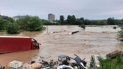 Gürcüstanda güclü yağışlar - Yollar, körpülər dağıldı