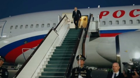 Putin Özbəkistandadır - VİDEO