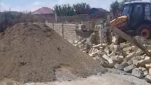 Sumqayıtda sənədsiz tikili söküldü - VİDEO