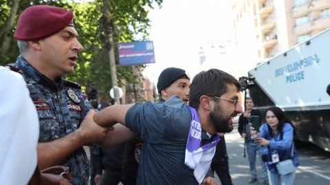 Ermənistanın polis rəisi keşiş Baqrata xəbərdarlıq etdi: “Onlar it kimi dayanırlar”