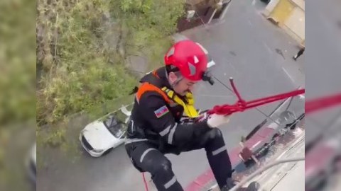 Köməksiz vəziyyətdə qalan yaşlı qadın xilas edildi