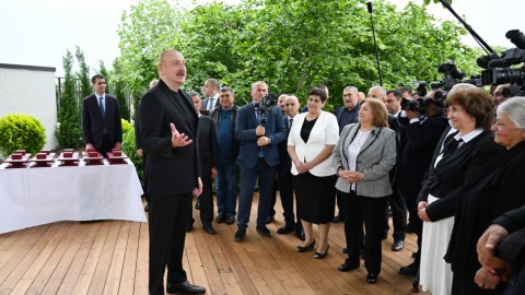 Prezident və xanımının Xocalıya köçən sakinlərlə səmimi söhbəti