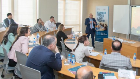 Fuad Hüseynov ADA Universitetində diplomatlara mühazirə deyib