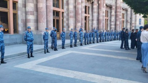 Ermənistan polisi hökumət binasını mühasirəyə aldı