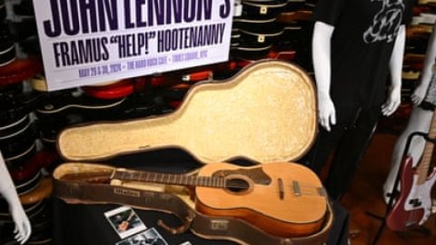 Əfsanəvi qrupun gitarası 1.5 milyona satıldı 
