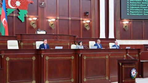 Deputatların tətili təxirə salındı - Növbədənkənar sessiya olacaq