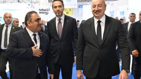 Prezidentə “Caspian Energy” jurnalı təqdim edildi 