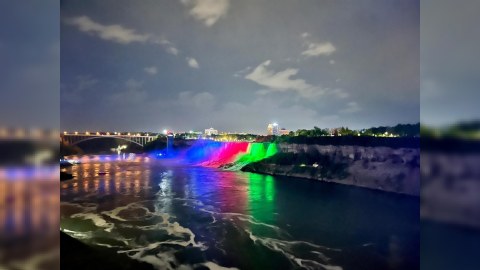 Niaqara şəlaləsi Azərbaycan bayrağına büründü - FOTO