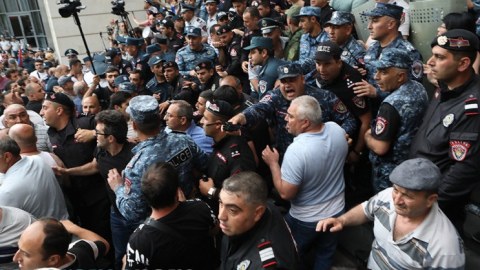 XİN-in qarşısındakı aksiyaya görə 3 nəfər həbs edildi