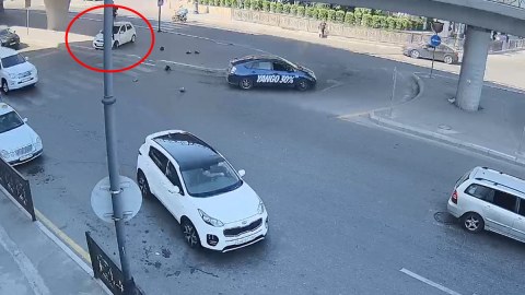 Bakıda maşın svetofora çırpıldı