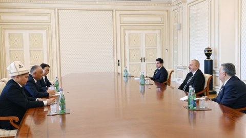 İlham Əliyev Qırğızıstan parlamentinin spikerini qəbul edib