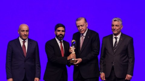 Ərdoğan Rövşən Nəcəfə mükafat təqdim etdi - FOTO 