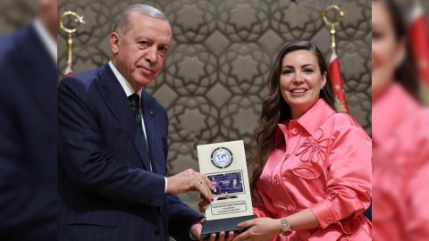 Ərdoğan Esra Gezgincini mükafatlandırdı - FOTO