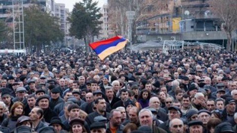 İrəvanda hökumət əleyhinə MİTİNQ