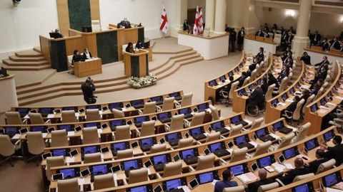 Gürcüstan parlamenti LGBT təbliğatını qadağan edən qanun layihəsini QEYDƏ ALDI