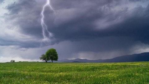 Faktiki hava: Şimşək çaxıb, leysan yağıb