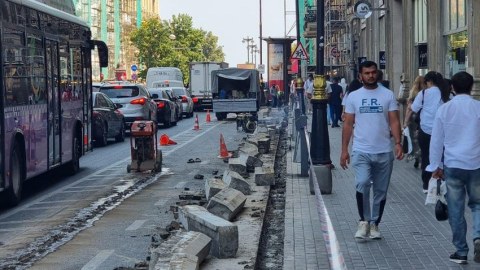"Sahil" metrosunun qarşısındakı səki genişləndirilir - FOTO