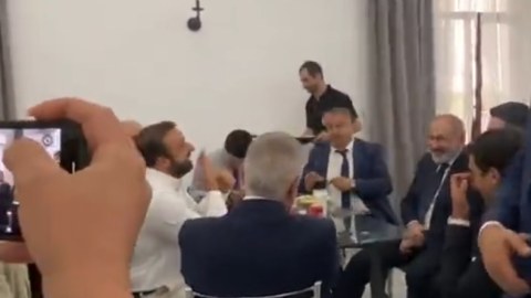 Paşinyan parkda gəzintiyə çıxdı, parlamentin bufetində nahar etdi - VİDEO